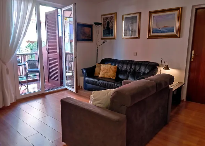 New!!! In Mari Center *